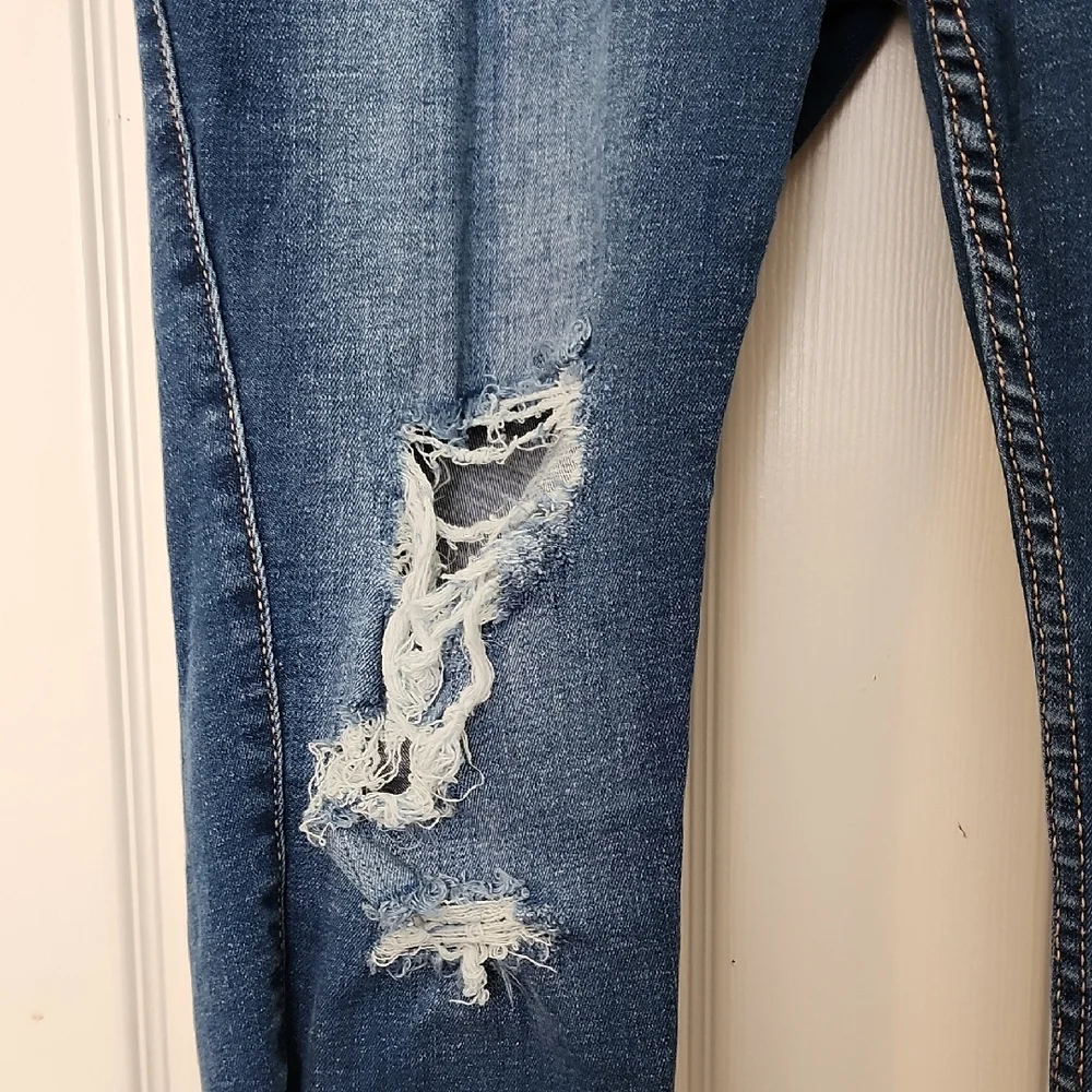 Old Navy Distressed Cropped Jeans in Dark Blue - Picture 3 of 13